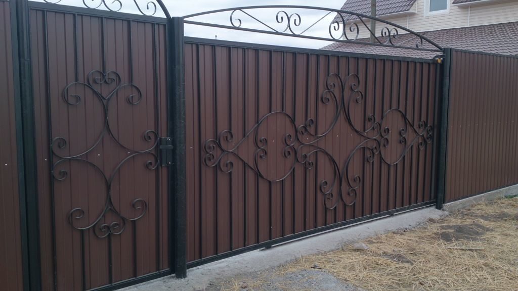 Откатные ворота из профлиста с ковкой